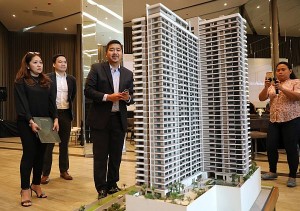 Mike Jugo, managing director of  Ayala Land Premier, shows the scale model of The Alcoves. With him are sales head Paolo Viray and marketing head Eunice Acejo.  CDN PHOTO/TONEE DESPOJO