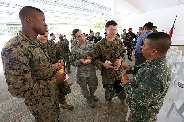 Maj. Henry Sabjon (right) of Central Command shares input with his US counterparts after the opening ceremony of Balikatan Exercise 33.  CDN Photo/Junjie Mendoza
