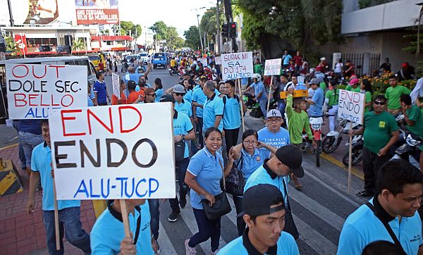  ALU-TUCP members rally in front of DOLE-7 to protest contractualization during the celebration of Labor Day. (CDN PHOTO/LITO TECSON)
