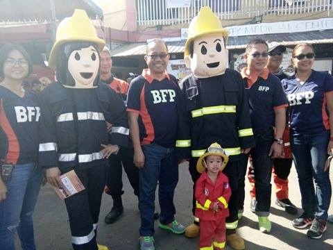 Senior Supt. Samuel Tadeo (second from left), Bureau of Fire Protection in Central Visayas director, joins fire fighters during this year’s BFP-7’s fire prevention month activities. CDN FILE PHOTO