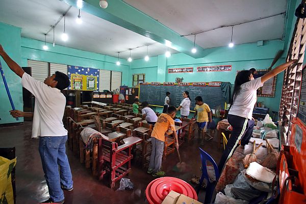 Parents, teachers and students clean, fix and paint the classrooms of the Zapatera Elementary School in Barangay Zapatera, Cebu City as Brigada Eskwela 2017 activities start. (CDN Photos by Junjie Mendoza)