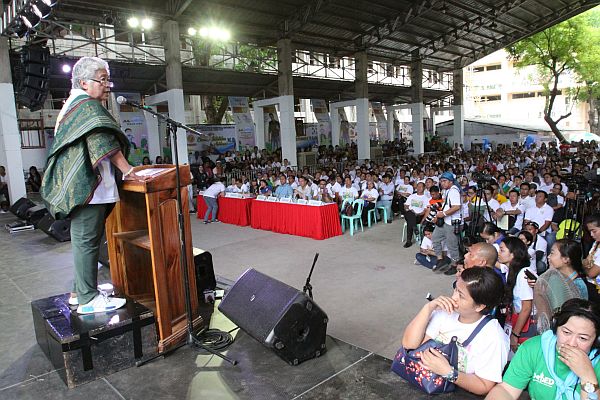 Education Secretary Leonor Briones announces the Department of Education’s programs for the year during yesterday’s launching of the Brigada Eskwela in a Cebu City high school. CDN PHOTO/JUNJIE MENDOZA