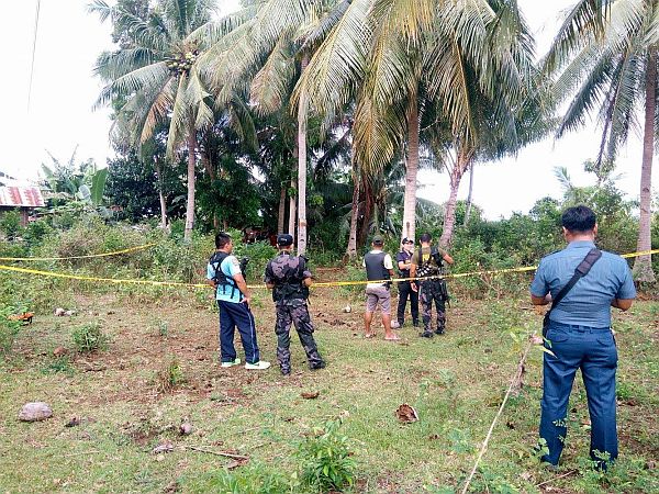 Scene of the Crime Operatives (SOCO) personnel arrive at a mangrove area where Abu Sayyaf bandits Abu Ubayda and Asis made their last stand against government troops in Barangay Cahayag on Pangangan Island, Calape town Monday afternoon.  Leo Udtohan, INQ