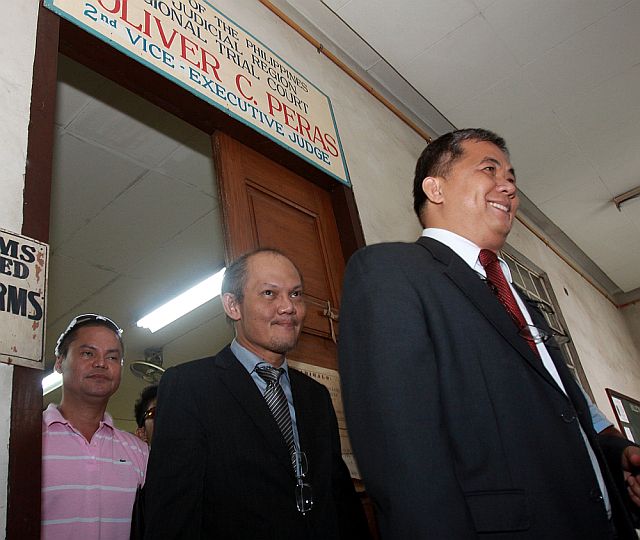 Lawyer Orlando Salatandre (right) leaves the Regional Trial Court in one of the hearings of his client Ruben Ecleo Jr. (behind Salatandre) in this October 2010 photo. CDN FILE PHOTO