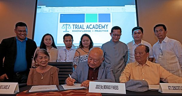 (Seated L-R) Former Assistant Ombudsman for the Visayas Virginia Santiago, former RTC Executive Judge Meinrado Paredes and former Integrated Bar of the Philippines (IBP) Cebu City chapter president Democrito Barcenas lead a group of veteran lawyers in the creation of the “Trial Academy”, an IBP program to prepare new lawyers for court trial.   CDN PHOTO/JUNJIE MENDOZA