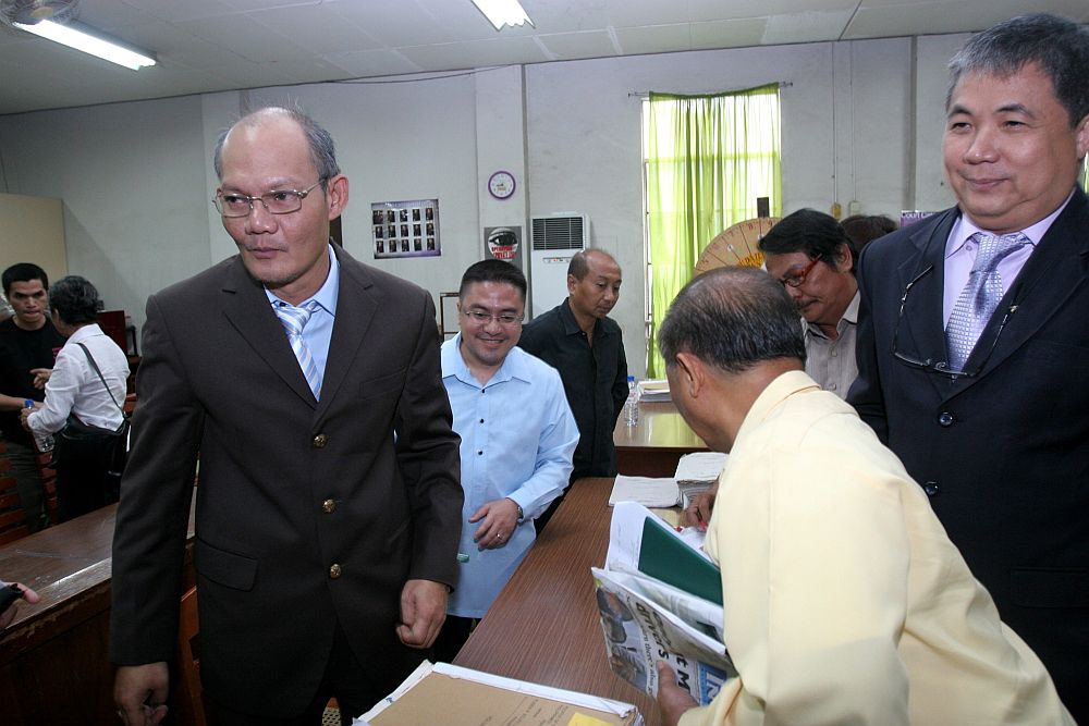  Former Dinagat Islands Rep. Ruben Ecleo Jr. (left) together with his lawyers Giovanni Mata (behind Ecleo) and Orlando Salatandre (right) makes a beeline for the door as one of his parricide hearings on Sept. 1, 2010 is done. CDN FILE PHOTO