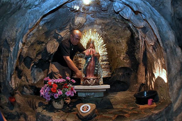 " FOR ADOR FEATURE" LANGOB SA GUADALUPE/MAY. 13, 2017: Fr.Romeo Desuyo fixes the image of Our Lady of Guadalupe in "Langob Shrine" barangay Kalunasan.(CDN PHOTO/JUNJIE MENDOZA)