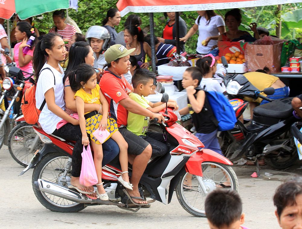 SILOY IS WATCHING: A single passenger motorcycle (Haba-Habal) was seen  passing CPDRC barangay Kalunasa boarding four passengers including children which is seated on the right led of his other that cuases danger an aware of the accident that may fall her down.