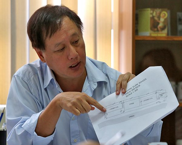  Cebu City Coucilor Joy Augustus Young, deputy mayor on Education, shows a site plan of the closed Sapangdaku Elementary School as he meets with representatives of the Department of Education (DepEd) Cebu City division discussing the reopening of the school this coming June 5, 2017. (CDN PHOTO/JUNJIE MENDOZA)