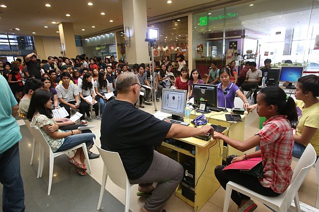 Hundreds of new voters crowd the Comelec satellite registration center in  Robinson’s Cybergate after Comelec officials announced that there is no more extension for voters registration that ended on April 29. CDN FILE PHOTO/JUNJIE MENDOZA