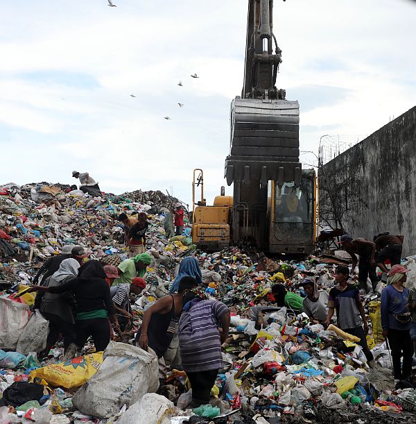 The hundreds of tons of garbage piling up daily at the Inayawan transfer station are an eyesore to many but for the city’s scavengers, they bring in their next meal as they sift through the trash looking for recyclables that they can still sell to earn a living. CDN PHOTO/TONEE DESPOJO