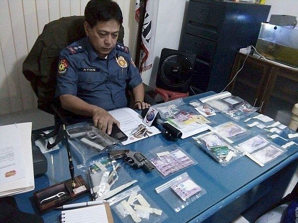 DRUG HAUL. Senior Insp. Jackman Aton, Mabolo police chief, shows to the media the packets of shabu and other items seized during a drug bust on Thursday in five rooms of Prince Court hotel in Barangay Mabolo, Cebu City.  Photo Fe Marie Dumaboc