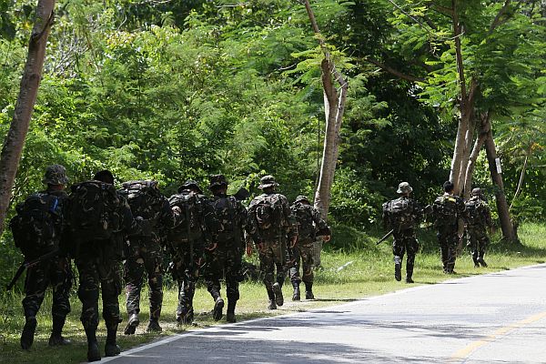 CLOSING IN. Government troops, shown here on foot patrol in Clarin town in Bohol province, are said to be circling Calape town where the two remaining Abu Sayyaf bandits are reportedly in hiding. Story on Page 31.  CDN PHOTO/JUNJIE MENDOZA