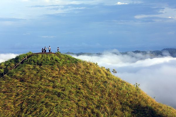 TOURISM IS BACK.  After state forces eliminated all 11 Abu Sayyaf bandits who entered Bohol in April, tourists have returned to Bohol, like this group of visitors who went up this hill in Barangay Concepcion of Danao town to witness the “Sea  of Clouds.” However, the alert  status remains high in Bohol, Cebu and the rest of Central Visayas and Negros Island Region due to the sighting of armed men in Guihulngan City,  Negros Oriental. CDN PHOTO/TONEE DESPOJO