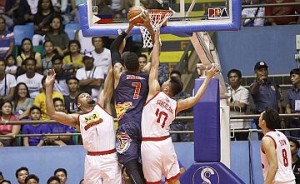 Rain or Shine import Shawn Taggart goes up for a shot against Star’s Tony Mitchell and Ian Sangalang in an out-of-town game of the 2017 PBA Commissioner’s Cup in Batangas City last night. PBA IMAGES