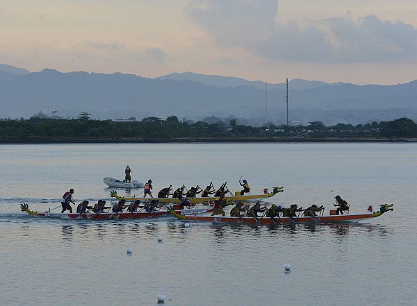 Dragon boat paddlers compete in the recent Cebu Dragon Boat Fiesta which was rained with negative feedback from competitors for alleged inept marshals, poor organization to countless delays resulting in the cancellation of some final races.  (CDN PHOTO/CHRISTIAN MANINGO)