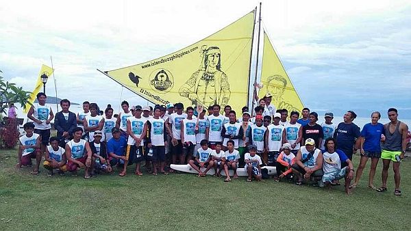 Organizers and participants of the Bigiw Bugsay gather at the Moalboal Seaside Park. CDN PHOTO/James Savellon