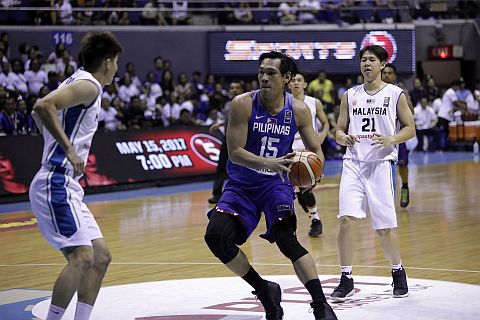 Cebuano big man June Mar Fajardo of the Philippines side steps against the defense of Malaysia’s Choo Wei Hong in yesterday’s main game of the SEABA Championships at the Araneta Coliseum. pba images