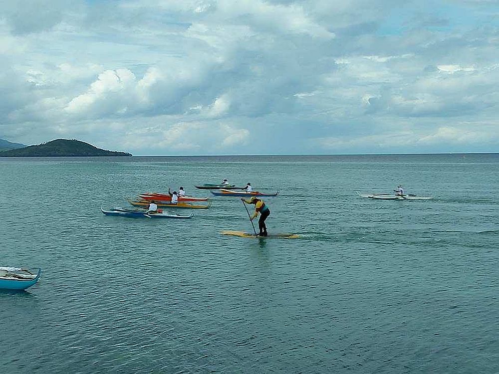 Participants in the Bigiw Bugsay 2017 compete along the Tañon Strait in Moalboal town, south western Cebu. CDN PHOTO/James Savellon