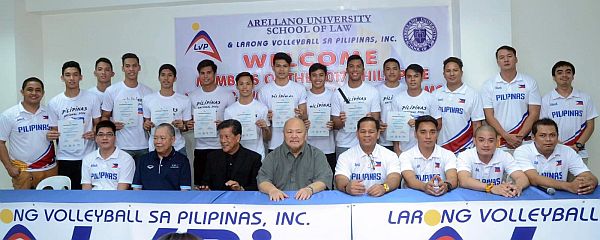 Cebuano spikers  John Kenneth Sarcena (3rd from the left), John Eduard Carascal (4th from the left), Relan Taneo (4th from right) and Dave Cabaron (5th from right) together with other members of the Final 18 receive their certificates on Friday at the Arellano Law School.  Contributed Photo by Dennis Abrina: