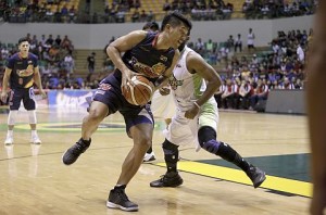 Rain or Shine’s James Yap tries to get past the defense of GlobalPort in their game yesterday. pba images