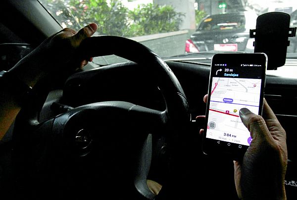 Motorists who use electronic communications while driving can still be apprehended in Mandaue and Cebu cities, which already have similar ordinances with the Anti-Distracted Driving Act, the implementation of which has been suspended. INQUIRER FILE