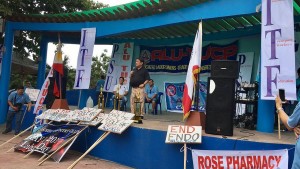Cebu City Mayor Tomas Osmeña speaks before the ALU-TUCP crowd at Mariner's Court on Monday morning. (CDN PHOTO/IZOBELLE T. PULGO)