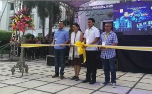 From left: Casa Gorordo Museum curator Florencio Moreño, National Museum of the Philippines Assistant Director Dr. Ana Labrador, Christian Bonpua of Museo Parian sa Sugbo and Provincial Tourism officer Joselito “Boboi” Costas cut the ribbon to formally open the 11th Gabii sa Kabilin at the Capitol grounds. At right is the newly restored Gotiaoco building near the Cebu City Hall. cdn photos/christian maningo and junjie mendoza