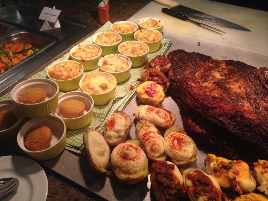 Smoked meat with baked potatoes and mac n' cheese Marco Polo