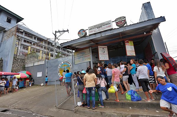 Visitors at the Cebu City Jail could not enter the facility after the Bureau of Jail Management and Penology received a call of a plot to hold hostage visitors for a massive jailbreak in this 2017 file photo. CDN PHOTO/JUNJIE MENDOZA
