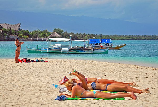 CATO head: Most foreign arrivals expected next year yet. In photo are foreign tourists enjoying the beach in one of the resorts in Moalboal town, southern Cebu.