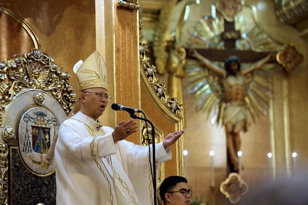 Cebu Archbishop Jose Palma celebrates the Easter Mass at the Cebu Metropolitan Cathedral. | CDN FILE PHOTO