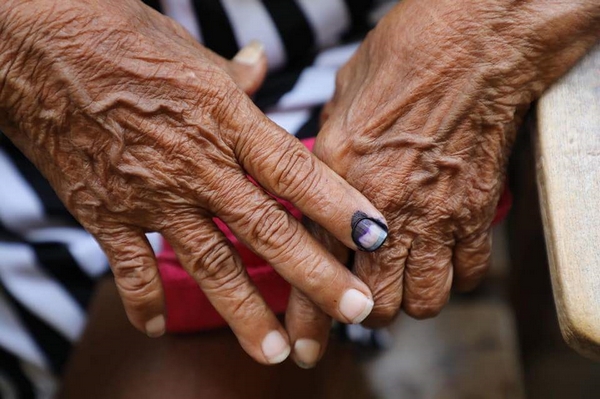 Photo of an elderly voter for story:Comelec-Cebu City tells voters no postponement of brgy, SK polls yet