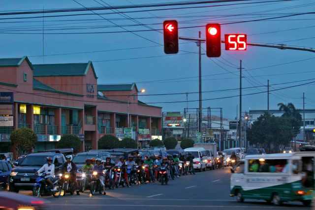 The new traffic lights with timer, audio and closed circuit television (CCTV) cameras at SC Cortes corner Plaridel Street, Mandaue City. |CDN file photo