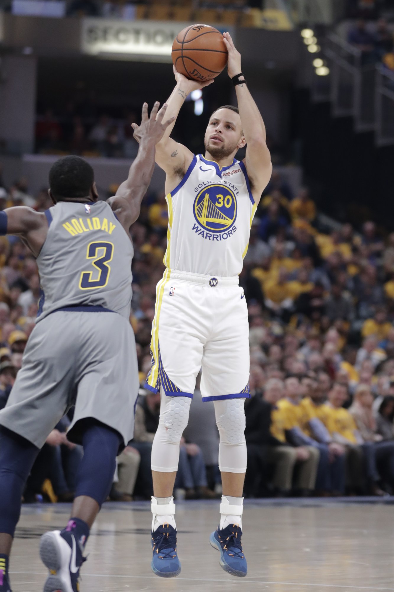 Curry’s hot hand sends Warriors past Pacers for 11th in row | Cebu ...