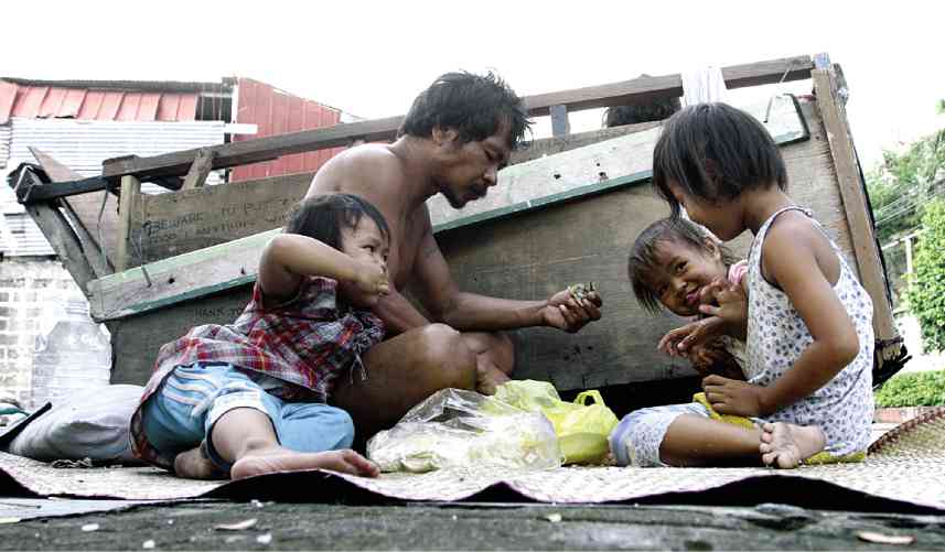 Anti-poverty summit in Cebu City pushed. Many of the poor families in the country are unable to send their children to school./Inquirer.net file photo