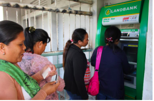 DSWD-7 TARGETS NEW BENEFICIARIES. More beneficiaries will be added to 4Ps and more of them will be seen lining up in an ATM machine to receive the financial assistance from the government through their cash cards as seen in this 2019 photo. | Contributed photo