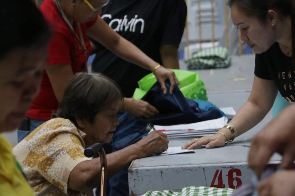 House bill protecting senior citizens from abuses gets Lapu-Lapu councilor’s support. In photo is a senior citizen in Lapu-Lapu City receiving the city's financial assistance in this 2019 photo. | CDN Digital File Photo (Futch Anthony Inso)