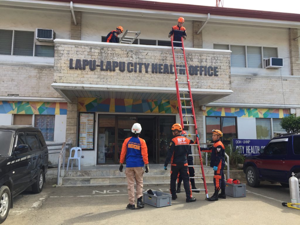 Personnel from the Bureau of Fire Protection Lapu-Lapu CIty Fire District rescue trapped persons inside the City Health Office during the National Simultaneous Earthquake Drill (NSED) on June 20.(CDN Digital Photo/Rosalie Abatayo)