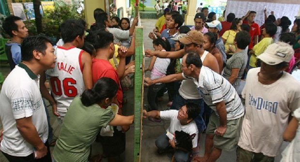 Barangay and SK candidates have until Nov. 29 to file SOCE. File photo: Voters crowd a polling precinct in the 2019 barangay election.
