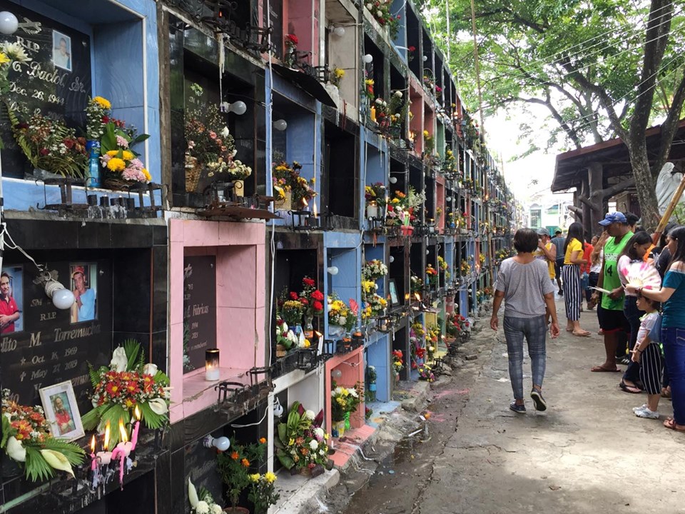 Cebu City starts Kalag-kalag preparations. In photo are relatives visiting their departed loved ones at the cemetery in this 2019 photo.