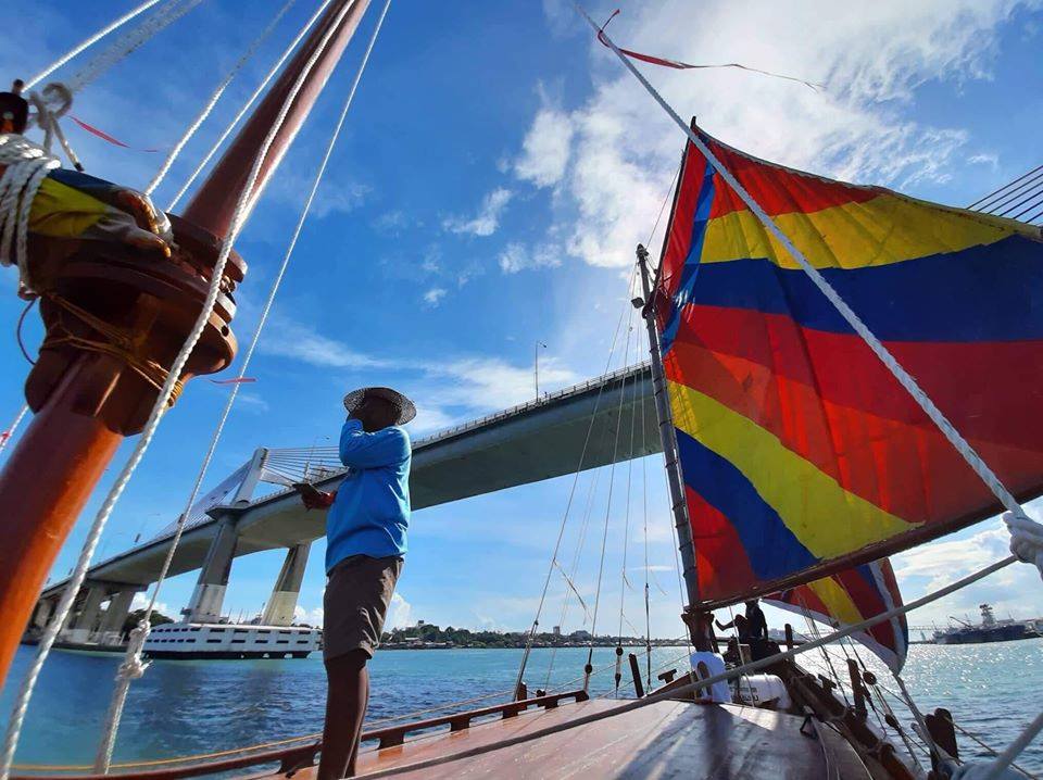 Raya Siyagu and Raya Kolambu, the two Balangay replicas, are docked at the Cebu Yacht Club for public viewing. The boats, which sail around the country to raise maritime heritage awareness, will be officially welcomed in Lapu-Lapu City on December 14, 2019 in time with the kick-off of the 500-day countdown to the quincentennial celebrations in 2021. (Photo courtesy of National Quincetennial Committee)