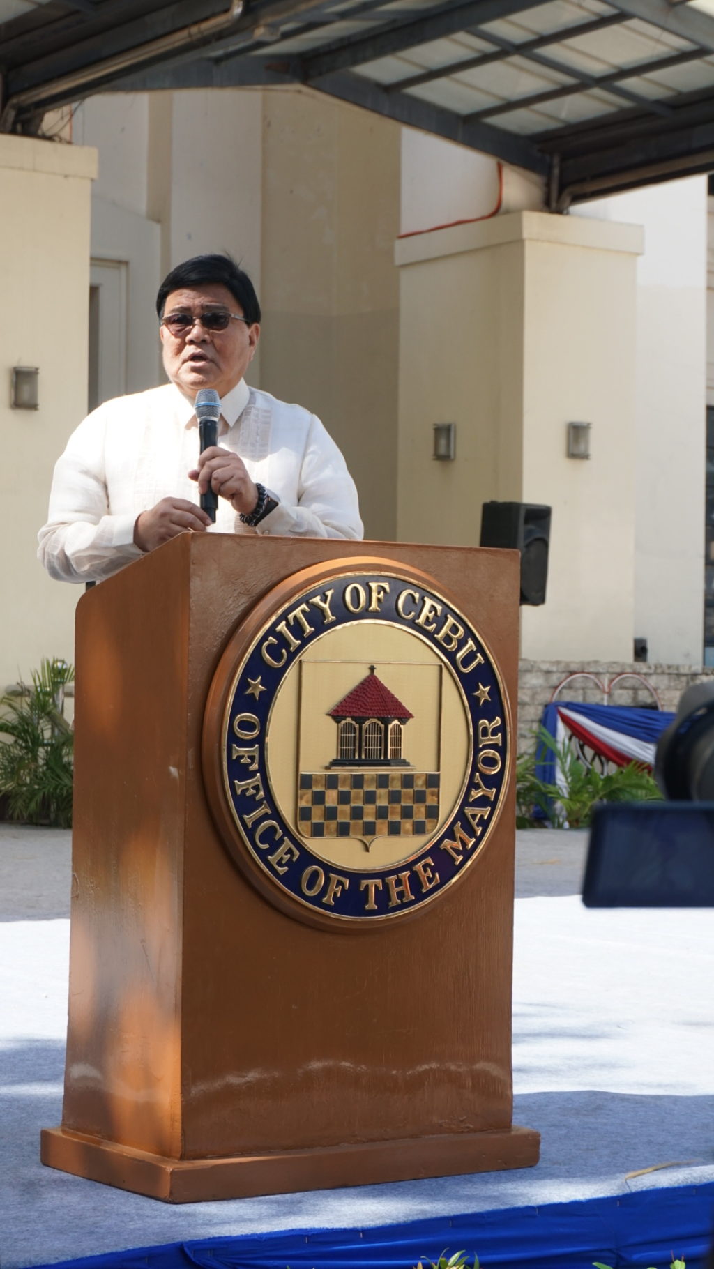 Cebu City Mayor Edgardo Labella speaks in front of city hall employees in the 83rd Charter Day celebration. 