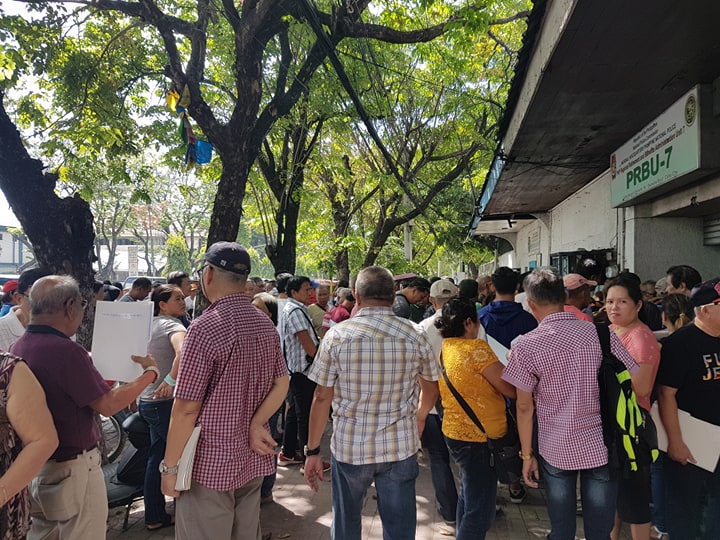 A crowd of retired policemen from Cebu are seen at the Police Retirement and Benefits Administration Unit in Central Visayas (PRBU-7) office this morning, March 9, 2020, because the office has started the accounting of the policemen's pensioner's list. | Photos from Paul Lauro