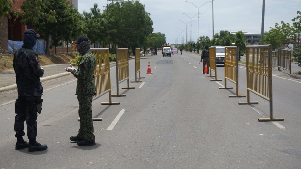 Cebu City Police Office (CCPO) personnel man the border area of Talisay City and Cebu City along the South Road Properties. | CDND Files / Gerard Vincent Francisco