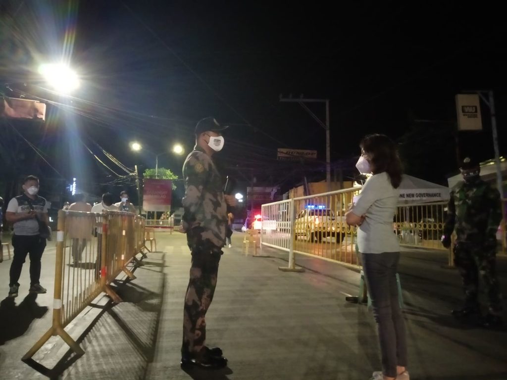Cebu Governor Gwendolyn Garcia inspects the border checkpoint at the border of Mandaue and Cebu cities along AS Fortuna St.in Mandaue City a few hours after the ECQ has started for Cebu province. | Rosalie O. Abatayo