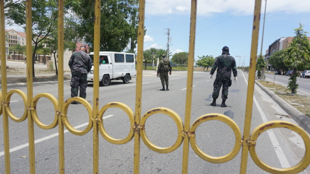 Minutes before the enhance community quarantine, the police monitor the vehicles leaving Cebu City at the border of Talisay City and Cebu on March 28, 2020. | Gerard Francisco 