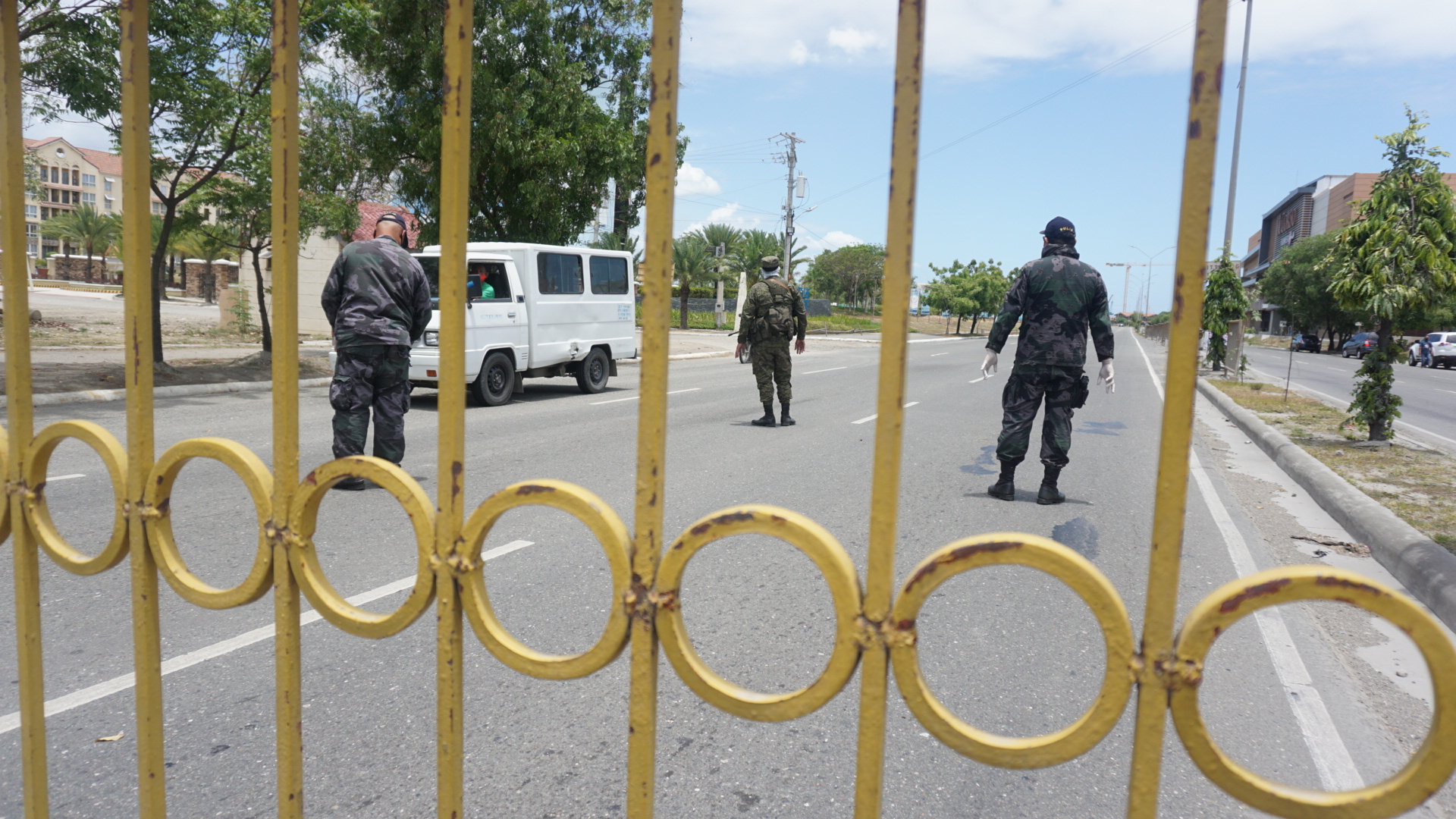 Police man a border checkpoint on March 28, 2020 at the border of Talisay City and Cebu City minutes before the enhanced community quarantine has been implemented in Cebu City. | CDN Digital file photo