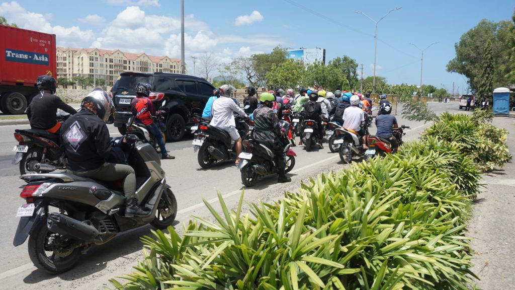 A long line of motorcycle riders wait to be allowed to enter Cebu City. In Lapu-Lapu City which is transitioning to general community quarantine (GCQ), the earlier rule to allow backriders (angkas) on privately owned motorcycles have been put on hold. | CDN Digital file photo