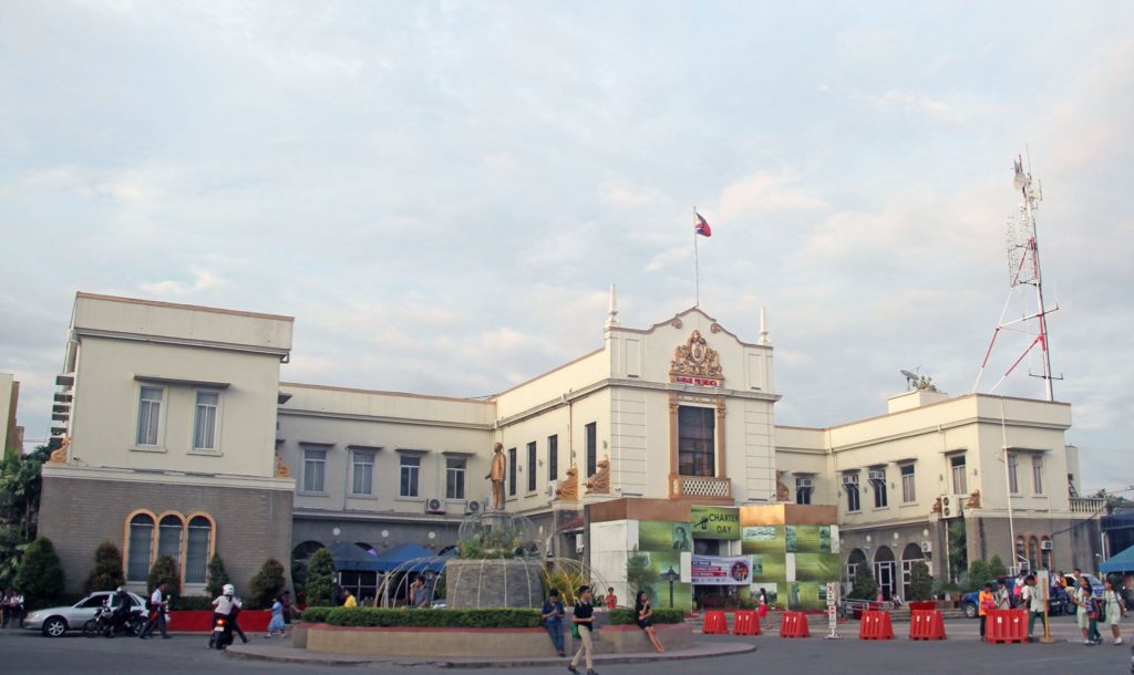 Cortes to implement a performance-based service to public for city hall employees. In photo is the Mandaue City Hall facade